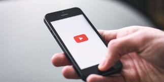 Nuove regole YouTube: vietati i link ai siti di gambling non certificati