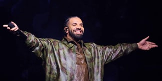 Drake Offers Lucky Fan 10% of Livestreamed Gambling Winnings