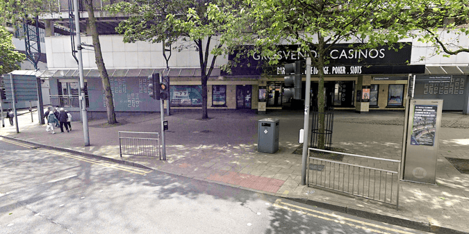 Casino Doorman Keeps Teenager With Knife at Bay for 20 Minutes