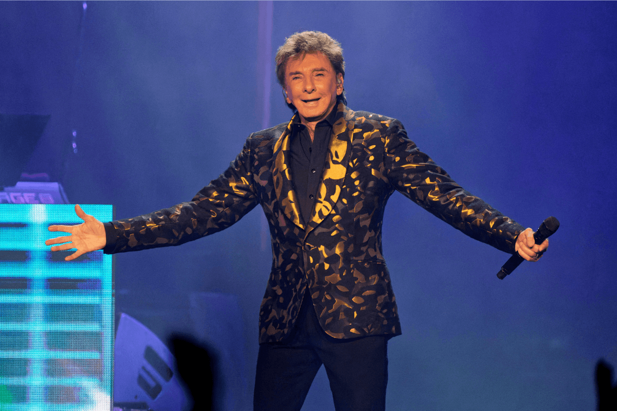 Barry Manilow performs